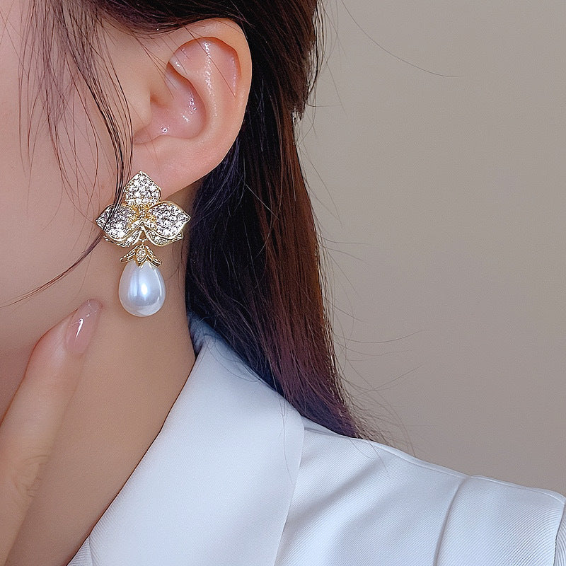 Fashionable Elegant Three-dimensional Flower Drop-shaped Pearl Earrings