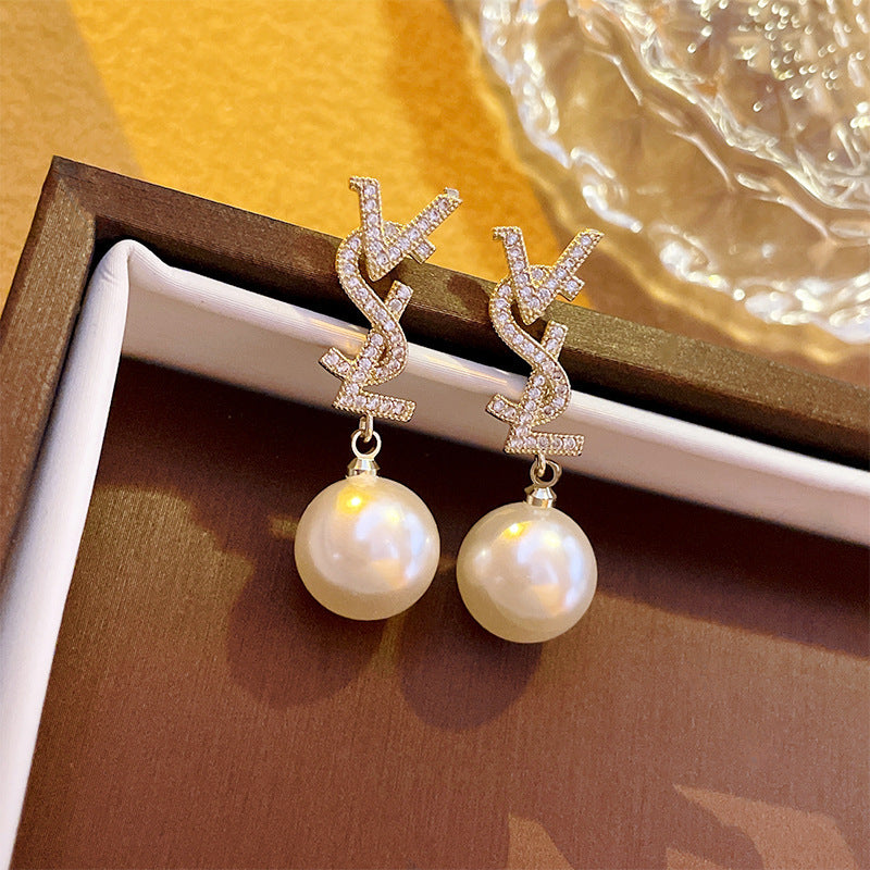 Women's Needle Light Luxury Hot Pearl Elegance Retro Flashing Earrings