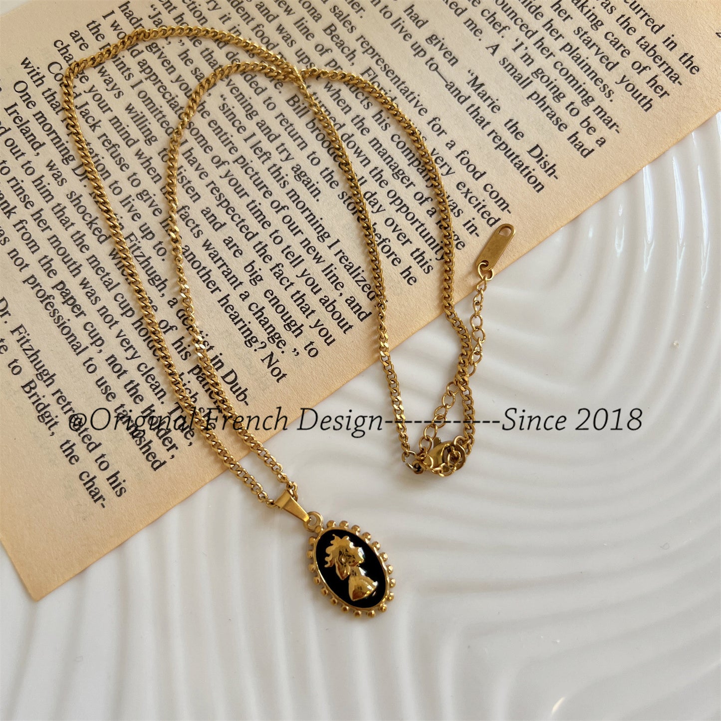 Manor French Retro Golden Portrait Small Necklaces