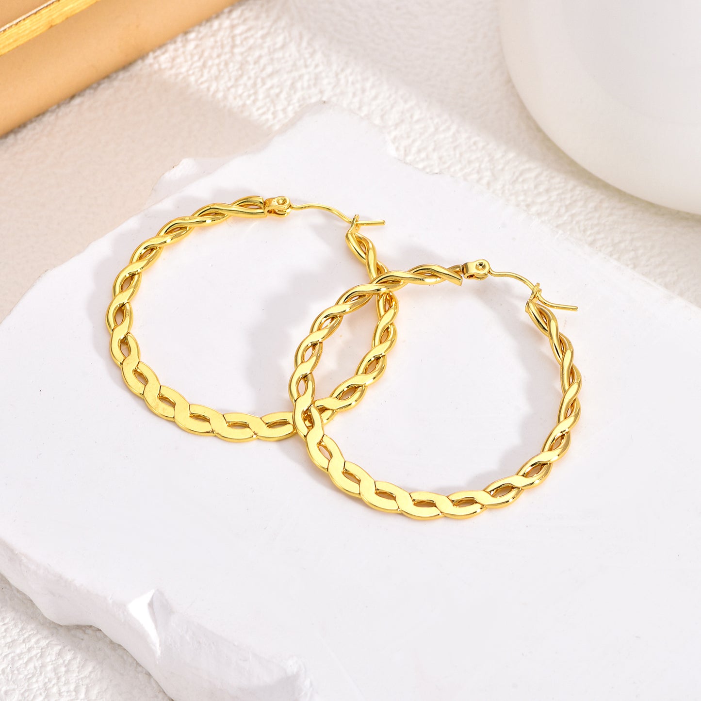Exaggerated High-grade Gold Hemp Flowers Chain Earrings