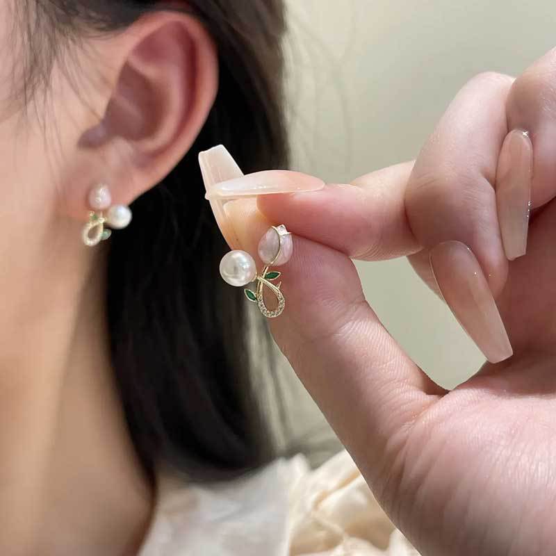 Women's Needle Light Luxury Hot Pearl Elegance Retro Flashing Earrings