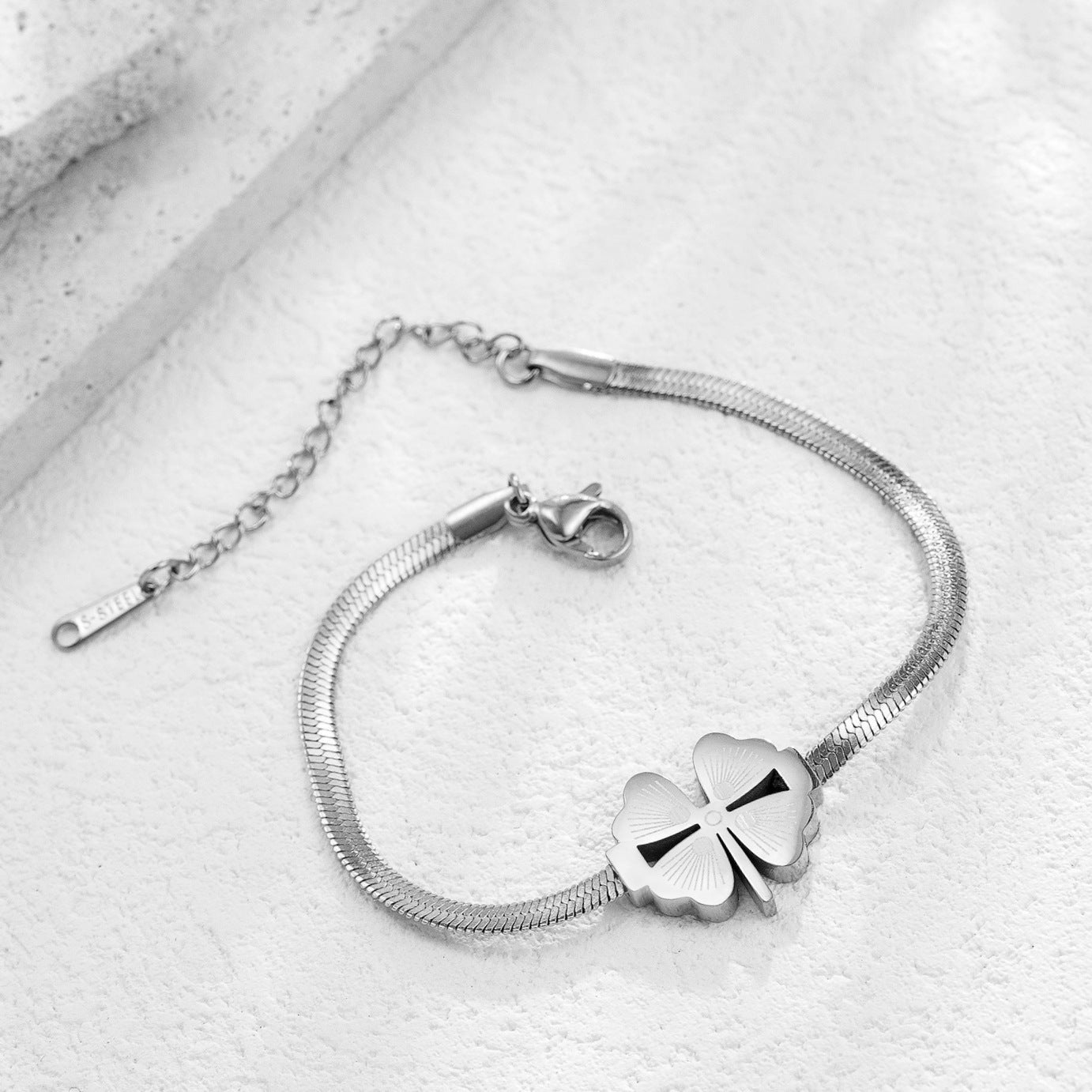 Clover Design High-grade Titanium Steel Does Not Fade Pendants