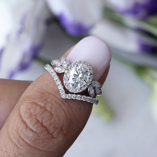 Fashion Proposal Matching Dazzling V-shaped Wedding Rings
