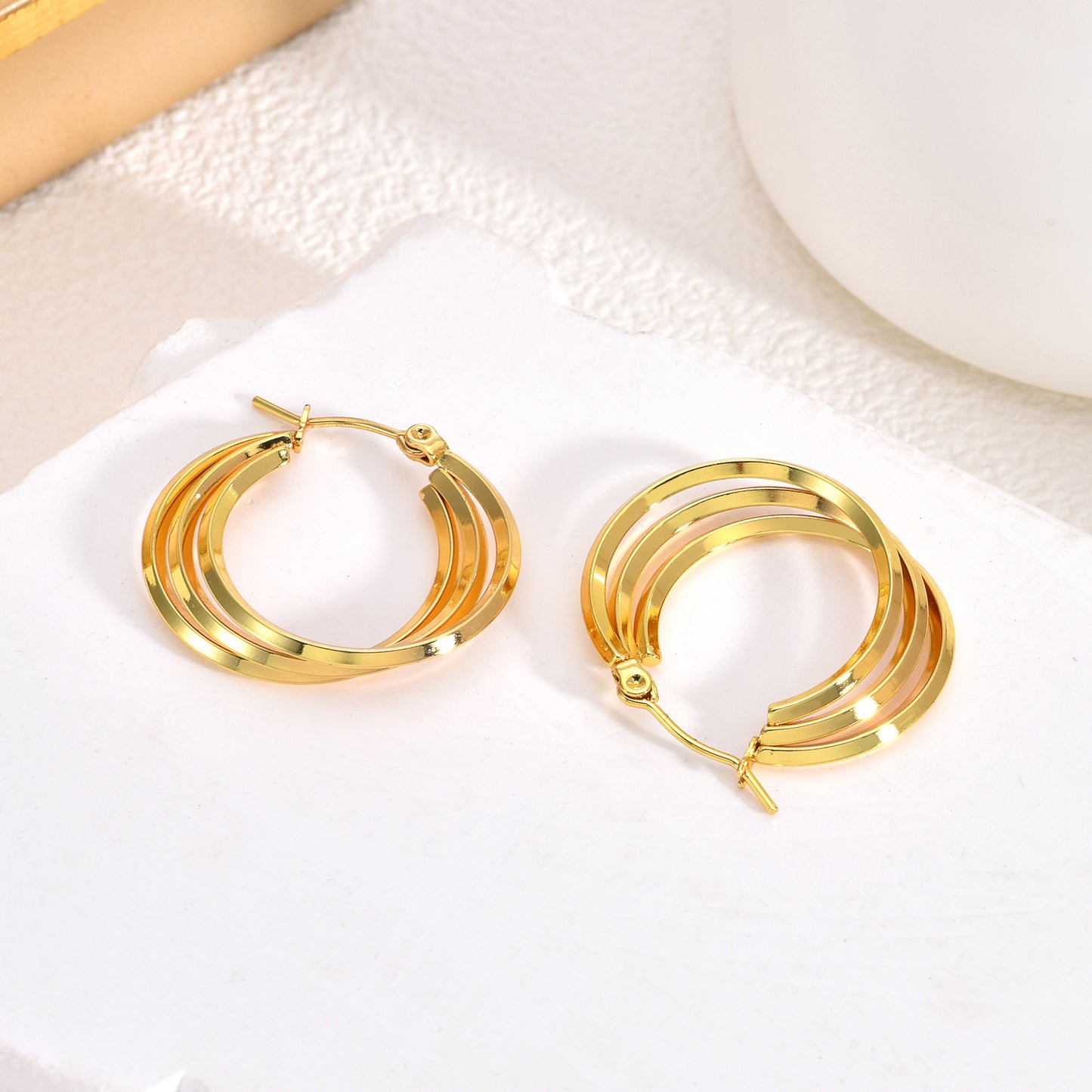 Exaggerated High-grade Gold Hemp Flowers Chain Earrings