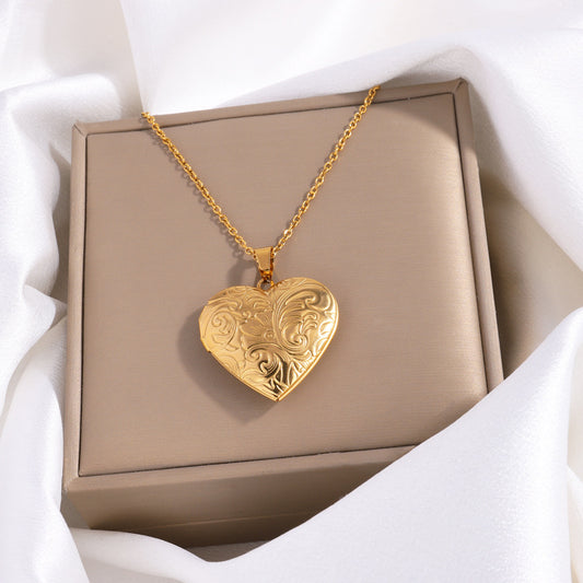 Women's Stainless Steel Heart-shaped High-grade Fashion Vintage Carved Frame Necklaces