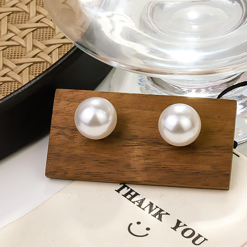 Women's Fashion Simple Classic Pearl High Sense Earrings