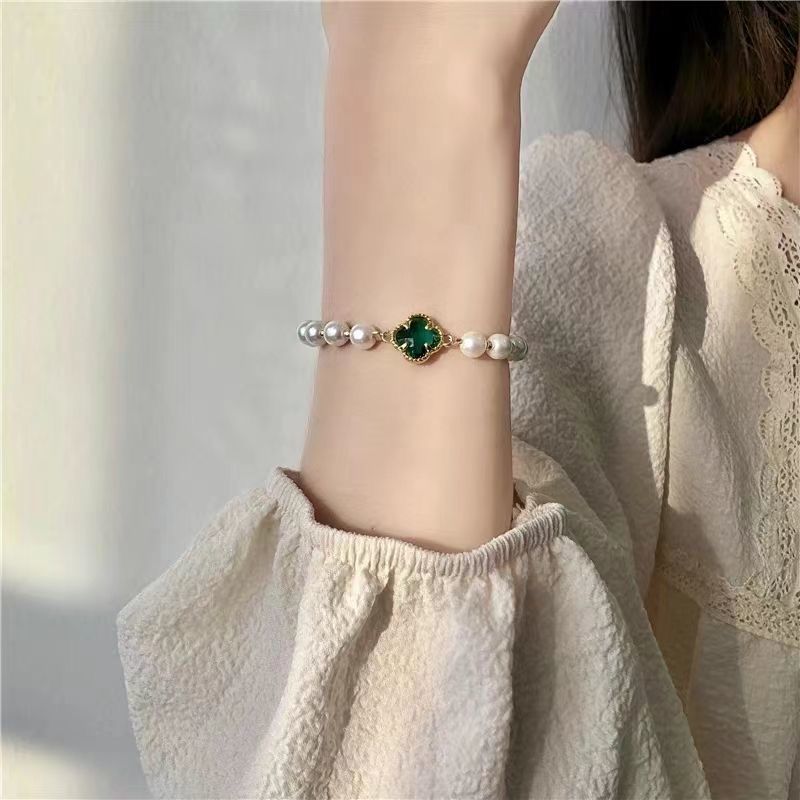 Women's Clover Pearl Design Simple Light Luxury Bracelets