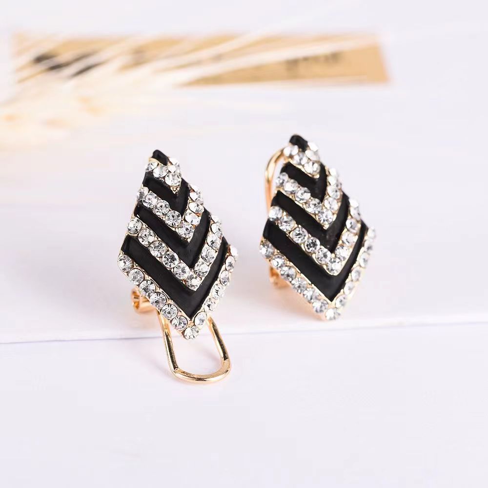 Women's Black Flower Simple Small Indifference Trend Graceful Stud Earrings