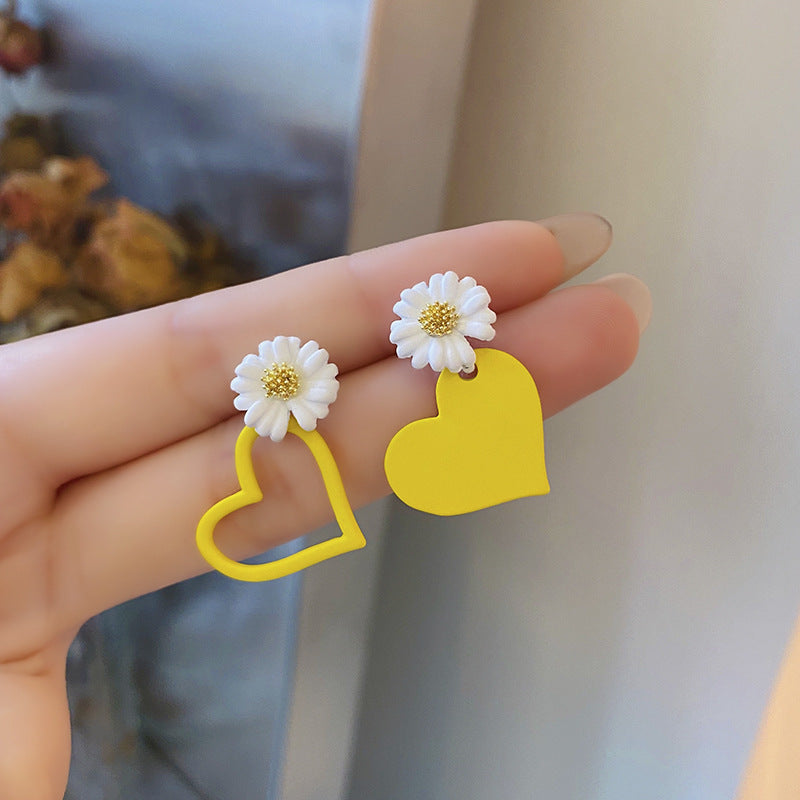 Summer Fresh Daisy Love Heart Niche Earrings