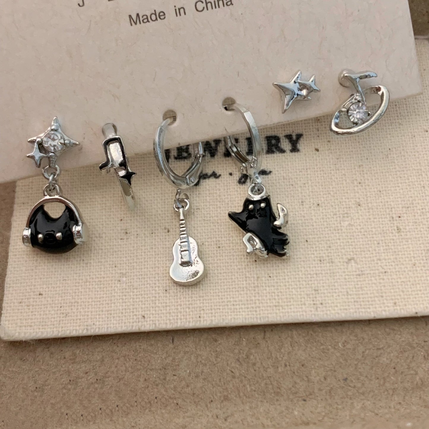 Cool Black Celesta Music Cat Earings Design Feeling Dripping Notes Stud Earrings