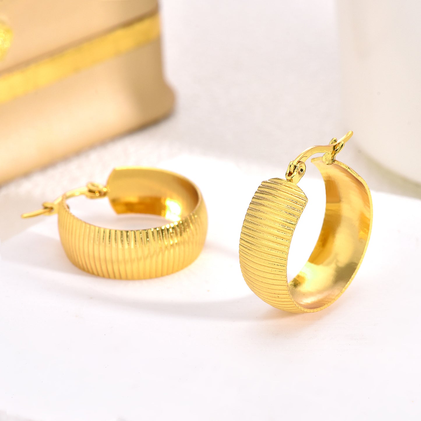 Exaggerated High-grade Gold Hemp Flowers Chain Earrings