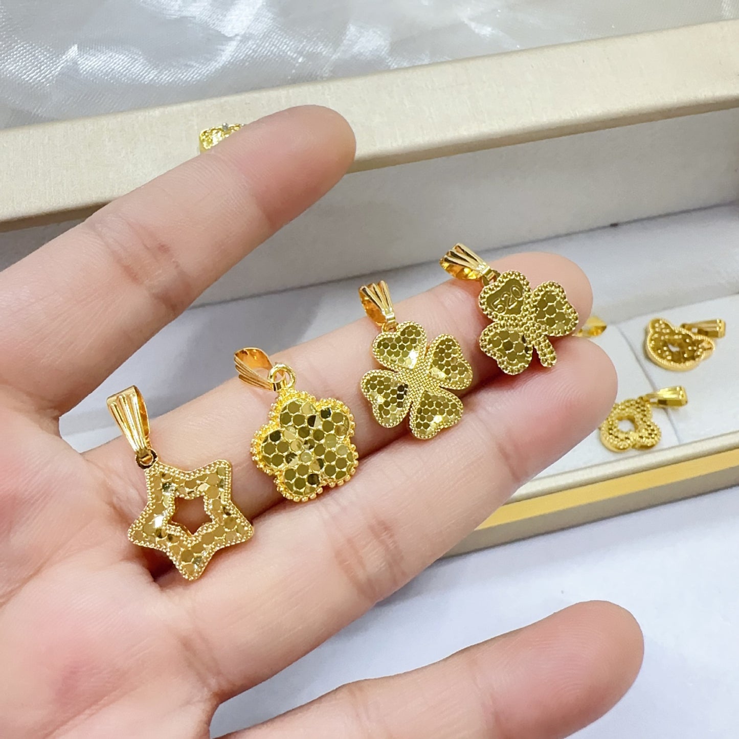 Store Flash Mush Ice Four-leaf Clover Female Vietnam Placer Craft Pendant