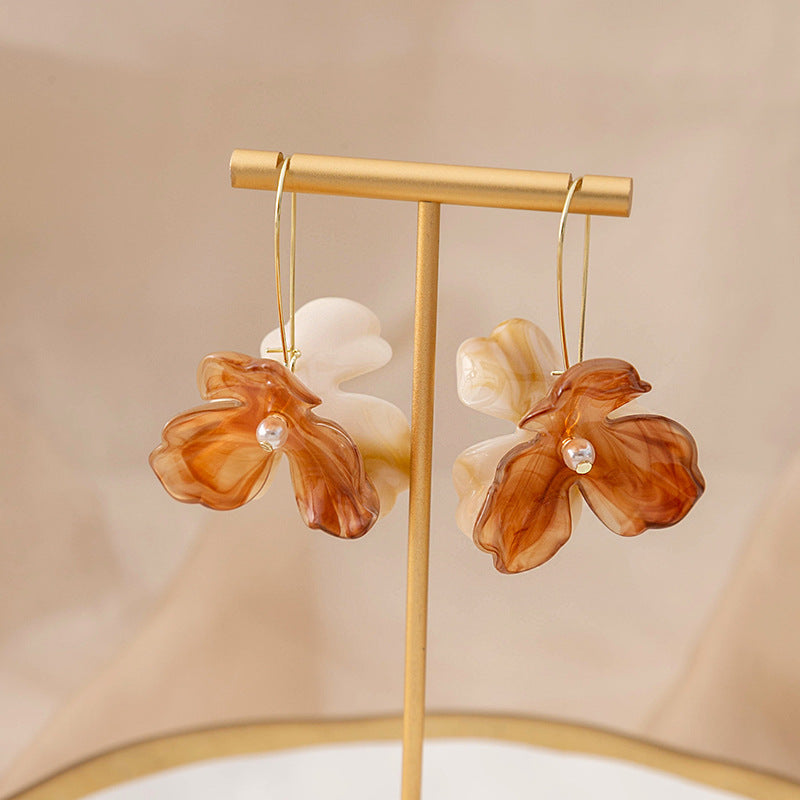 Women's Retro Style Flower Pearl Atmosphere Gentle Earrings