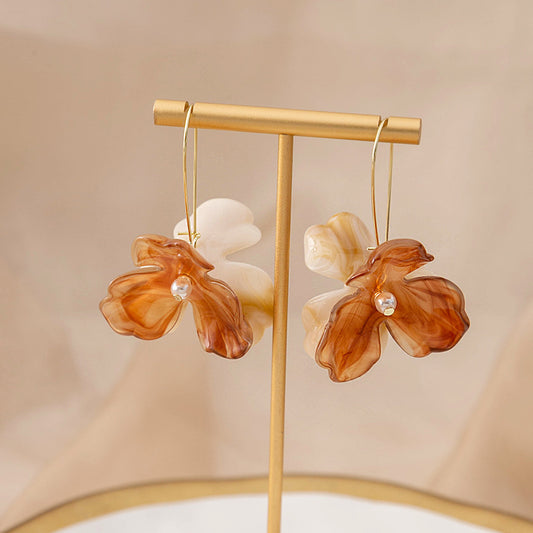 Women's Retro Style Flower Pearl Atmosphere Gentle Earrings