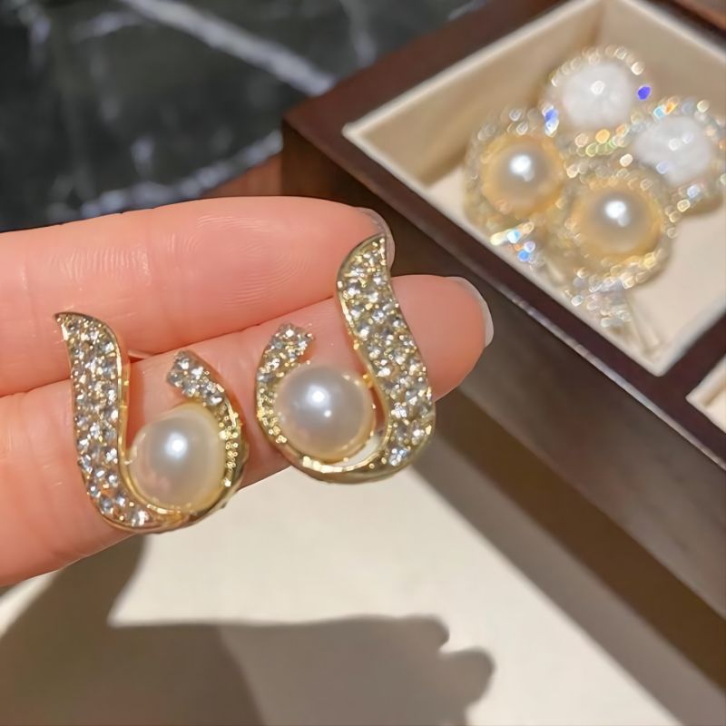 Women's Needle Light Luxury Hot Pearl Elegance Retro Flashing Earrings