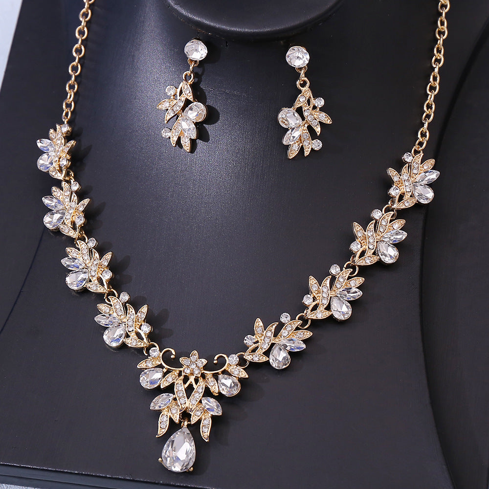 Women's Elegant Retro Flower Suite Joker Clavicle Necklaces