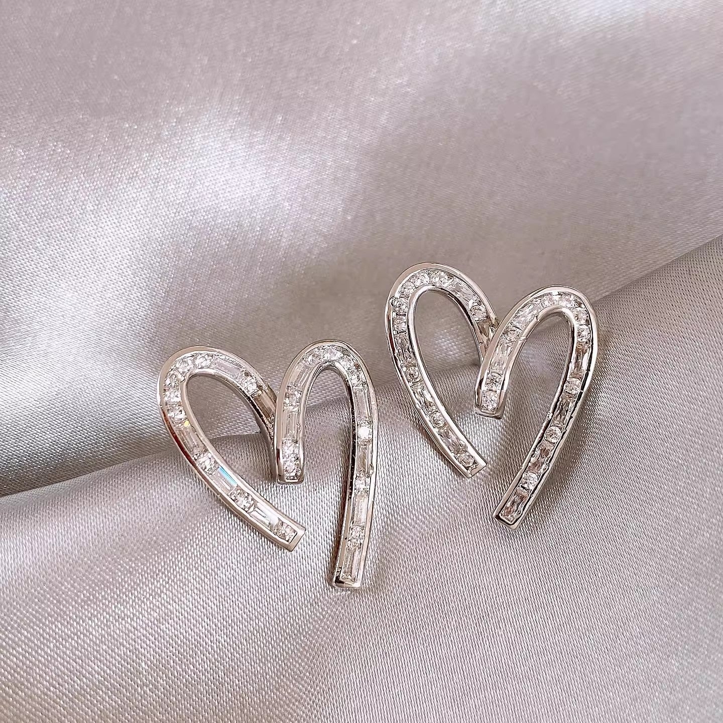 Women's Diamond Heart-shaped Light Luxury High-grade Niche Design Stud Earrings