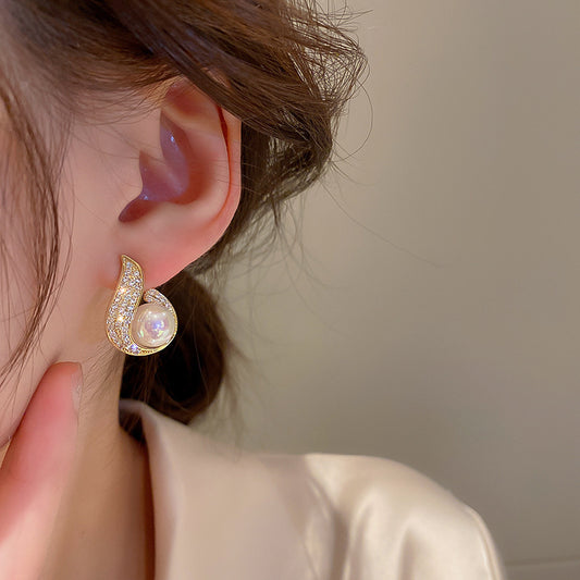 Women's Needle Light Luxury Hot Pearl Elegance Retro Flashing Earrings