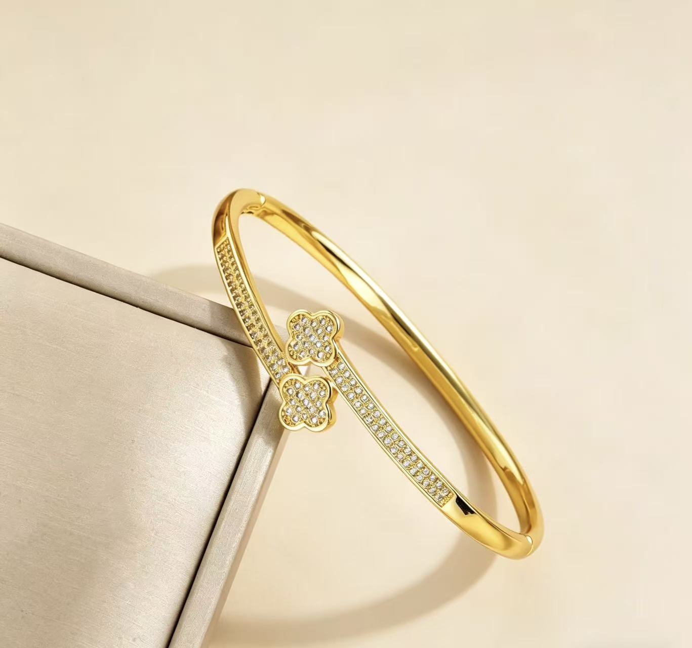 Women's Four-leaf Clover Diamond High-grade Gold-plated Light Luxury Joker Gift Bracelet