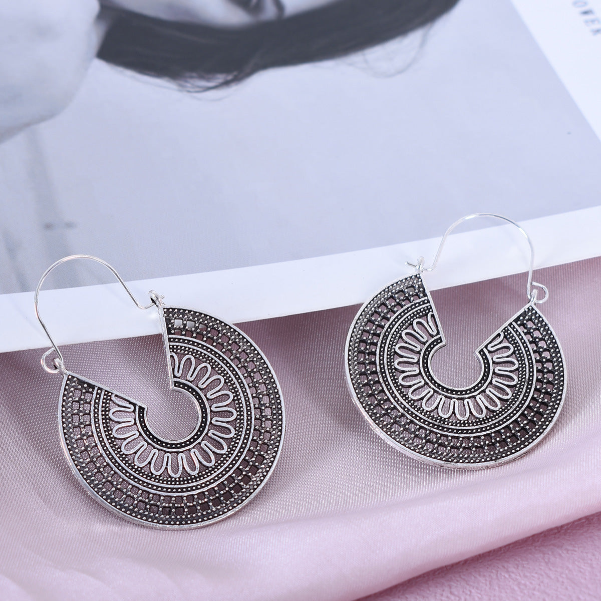 Retro Eye-catching Hollow Pattern Totem Vintage Earrings