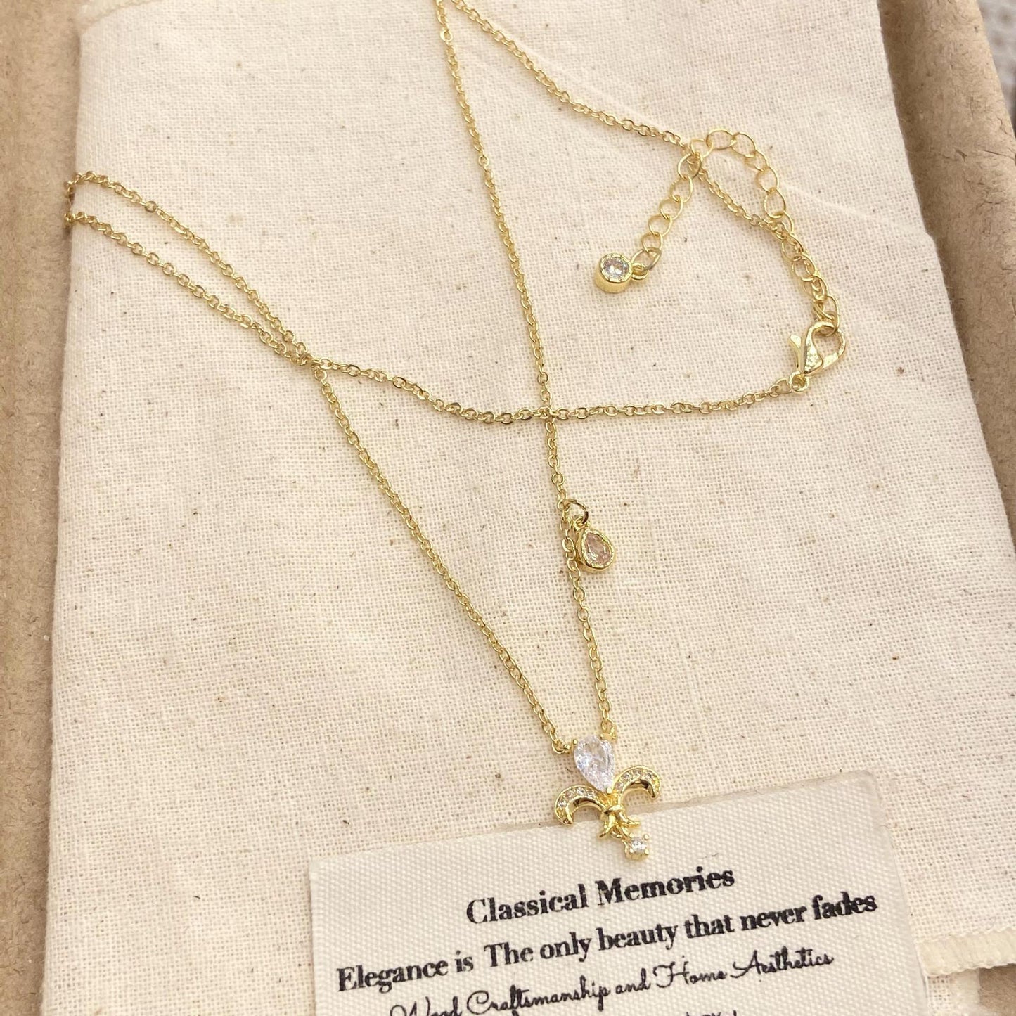 Women's Exquisite High-grade Zircon Flower-de-luce For Design Simple Necklaces