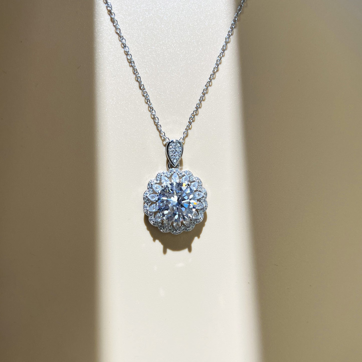 Women's Elegant Light Imitation Moissanite Flower Zircon Clavicle Necklace
