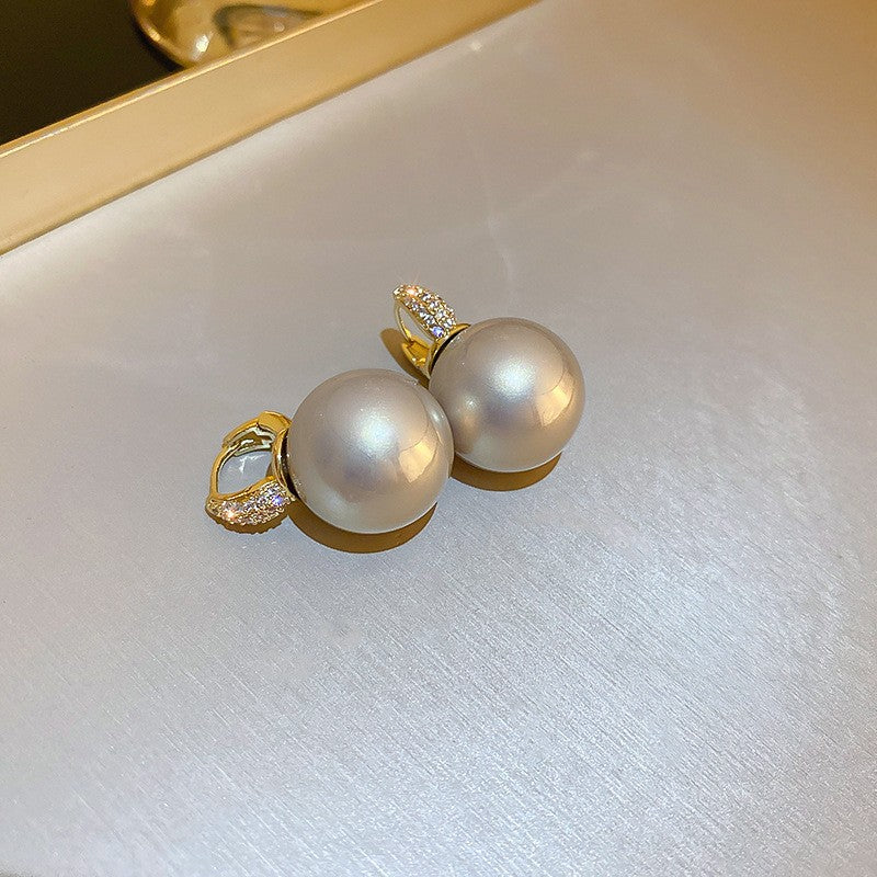 Women's Needle Light Luxury Hot Pearl Elegance Retro Flashing Earrings