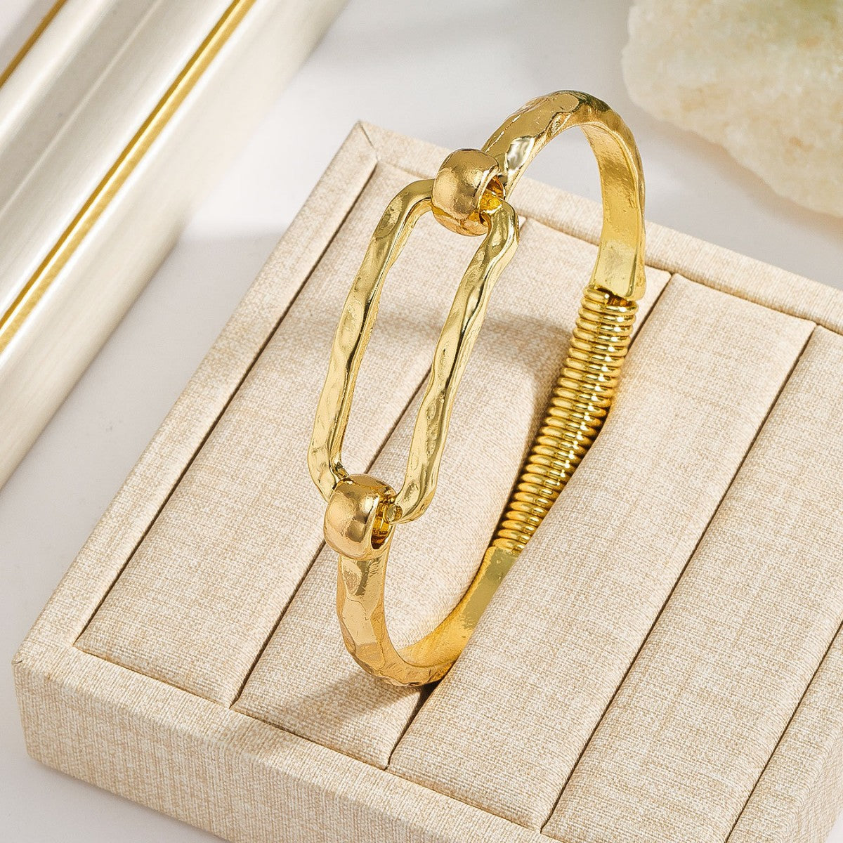 Eye-catching Hollow Oval Geometric Heart-shaped Fashion Bracelet