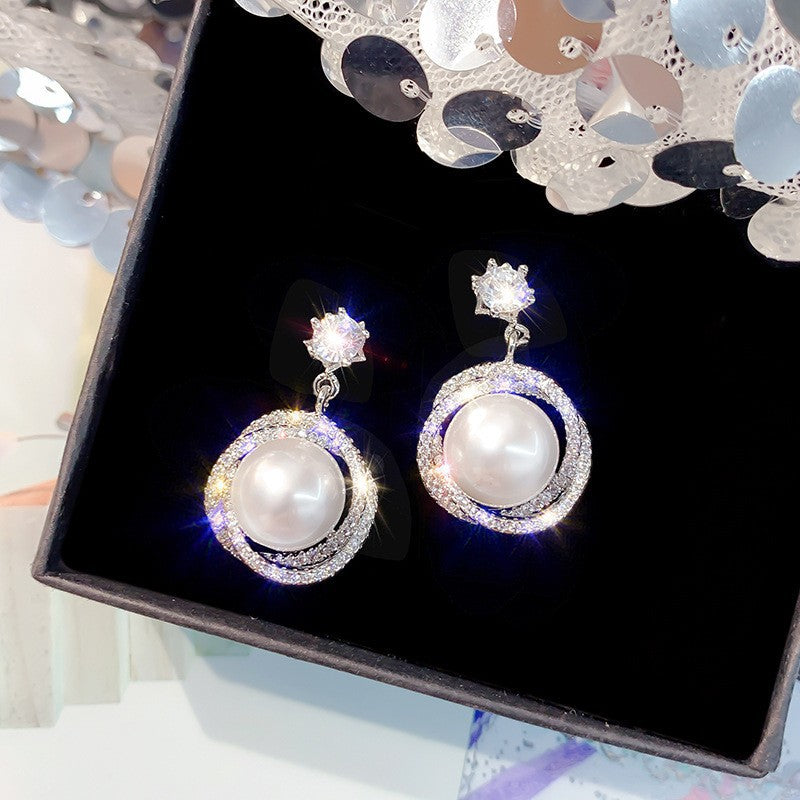 Women's Needle Light Luxury Hot Pearl Elegance Retro Flashing Earrings