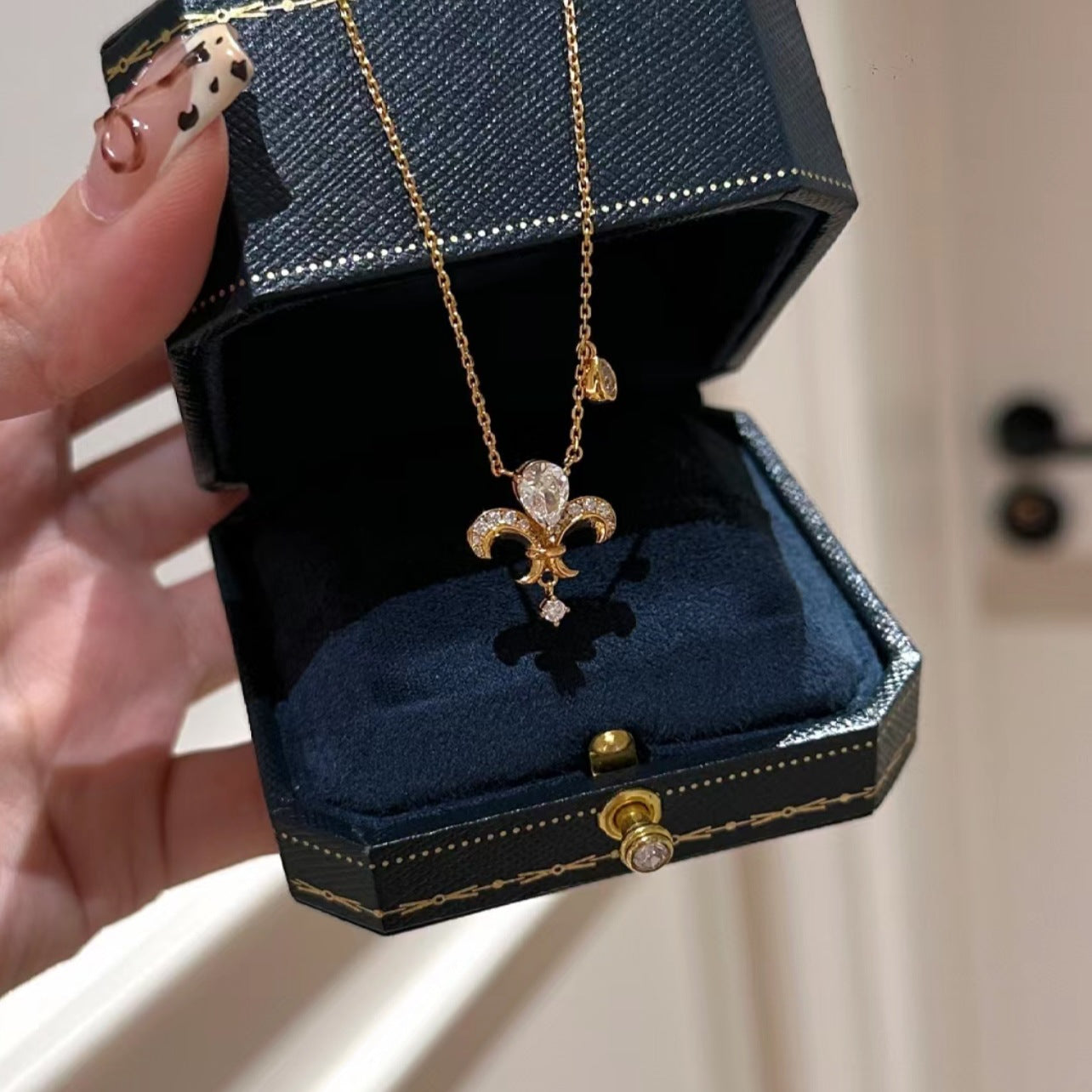 Women's Exquisite High-grade Zircon Flower-de-luce For Design Simple Necklaces