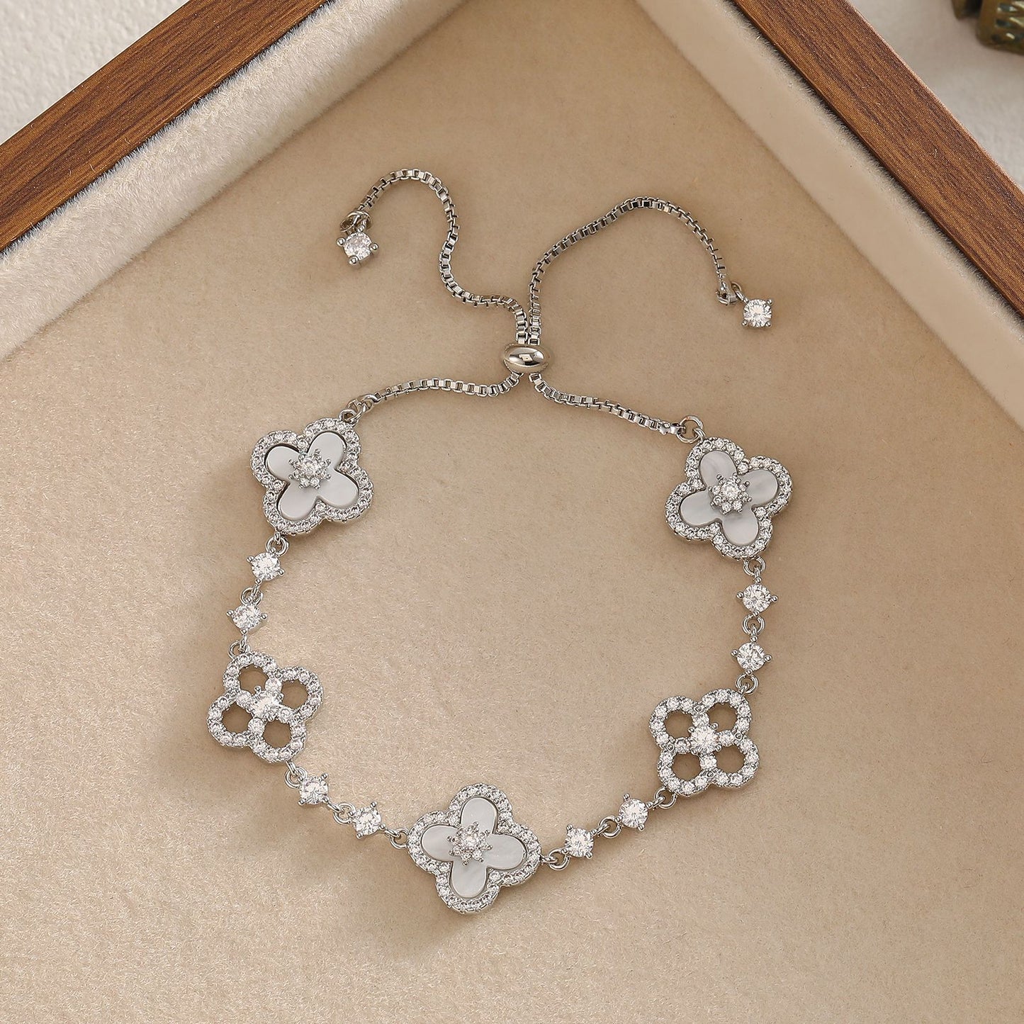Super Fairy Zircon Clover Pull Niche Advanced Design Sense Exquisite Bracelet