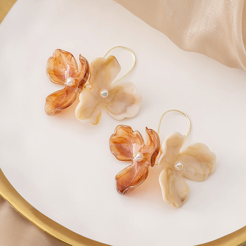 Women's Retro Style Flower Pearl Atmosphere Gentle Earrings