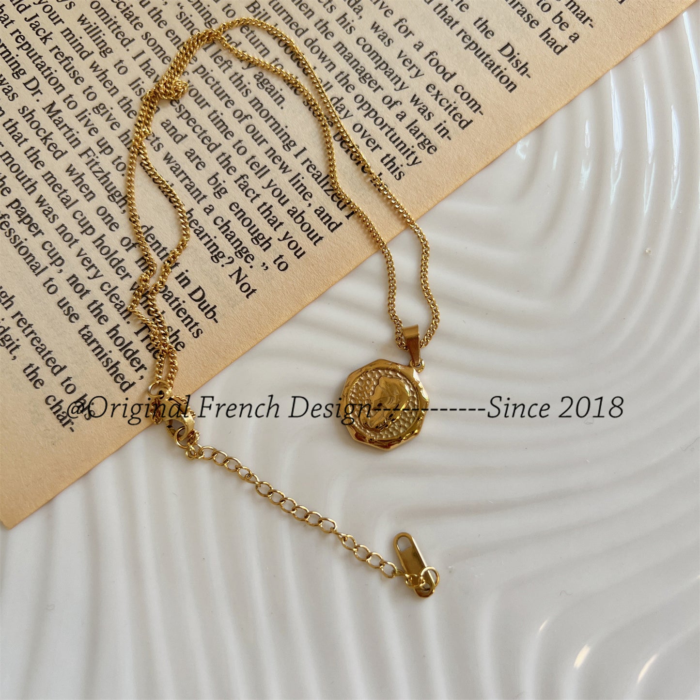 Manor French Retro Golden Portrait Small Necklaces