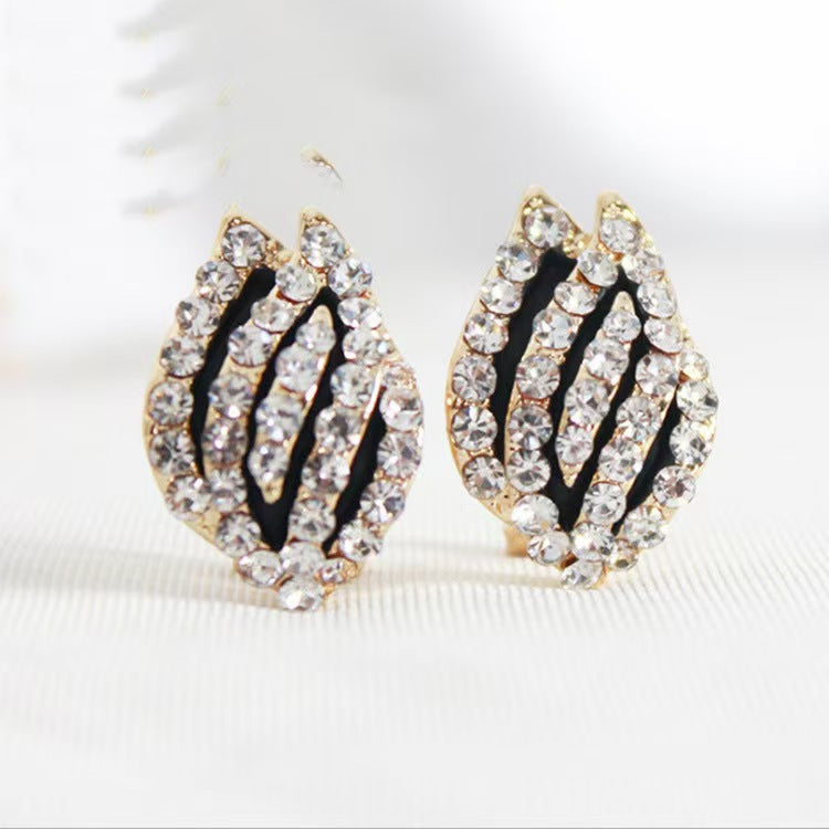 Women's Black Flower Simple Small Indifference Trend Graceful Stud Earrings