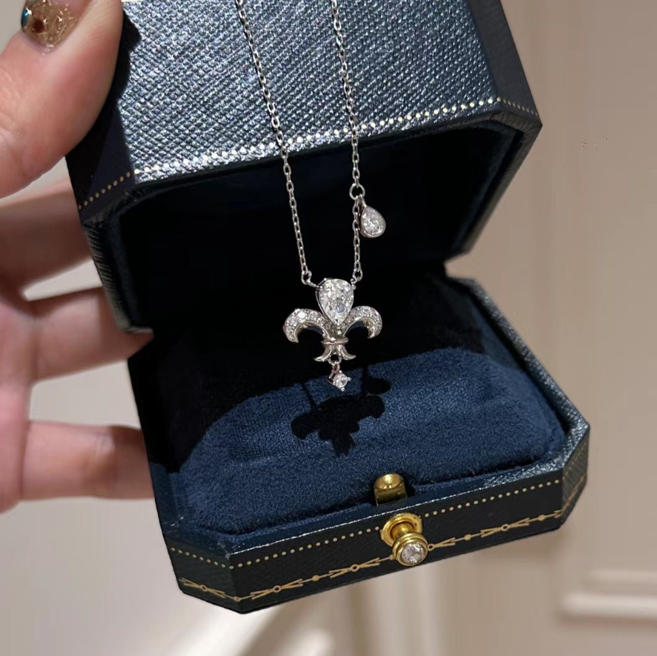 Women's Exquisite High-grade Zircon Flower-de-luce For Design Simple Necklaces